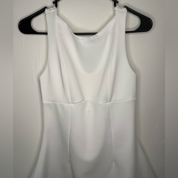 Elegant White Sleeveless Dress with Open Back - Picture 6 of 12